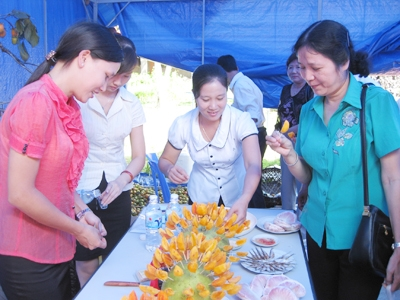 Khách hàng tham quan, nếm thử đặc sản Hồng không hạt, tại gian hàng trưng bày của huyện Ba Bể.  
